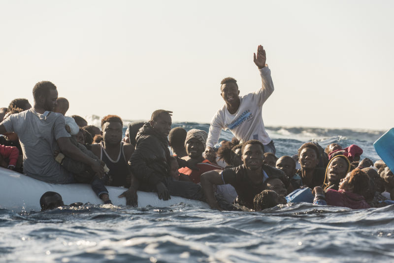 Quelle: Laurin Schmidt Ein sinkendes Boot voller ermüdeter, verzweifelter Menschen wurde entdeckt. Eine Person winkt den Rettern zu.